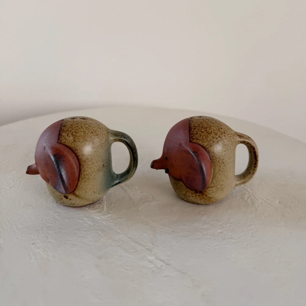 VINTAGE UCTCI CERAMIC ELEPHANT SALT/PEPPER SHAKERS WHIMSICAL STONEWARE‎ POTTERY